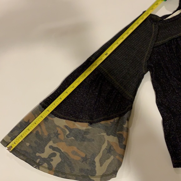 Flowy Silhouette Bell Sleeve Top Small - Picture 12 of 14